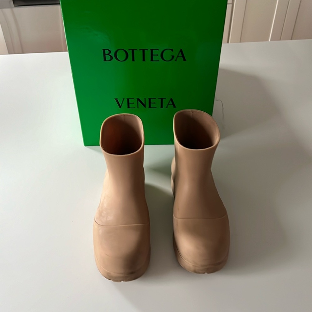 Bottega Veneta size 9 Beige Puddle Rubber Ankle Rain Wellington Boots